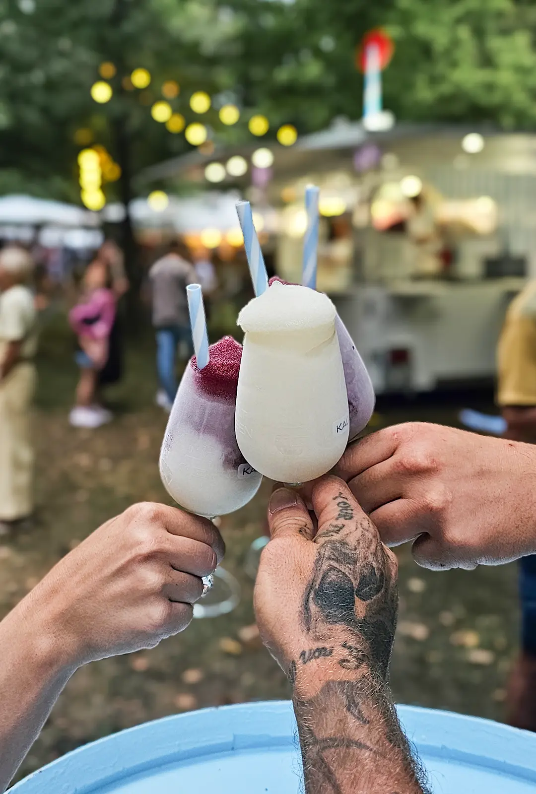 Drei Gläser „Kalte Sofie Freiburg" werden auf einem Fest angestoßen.