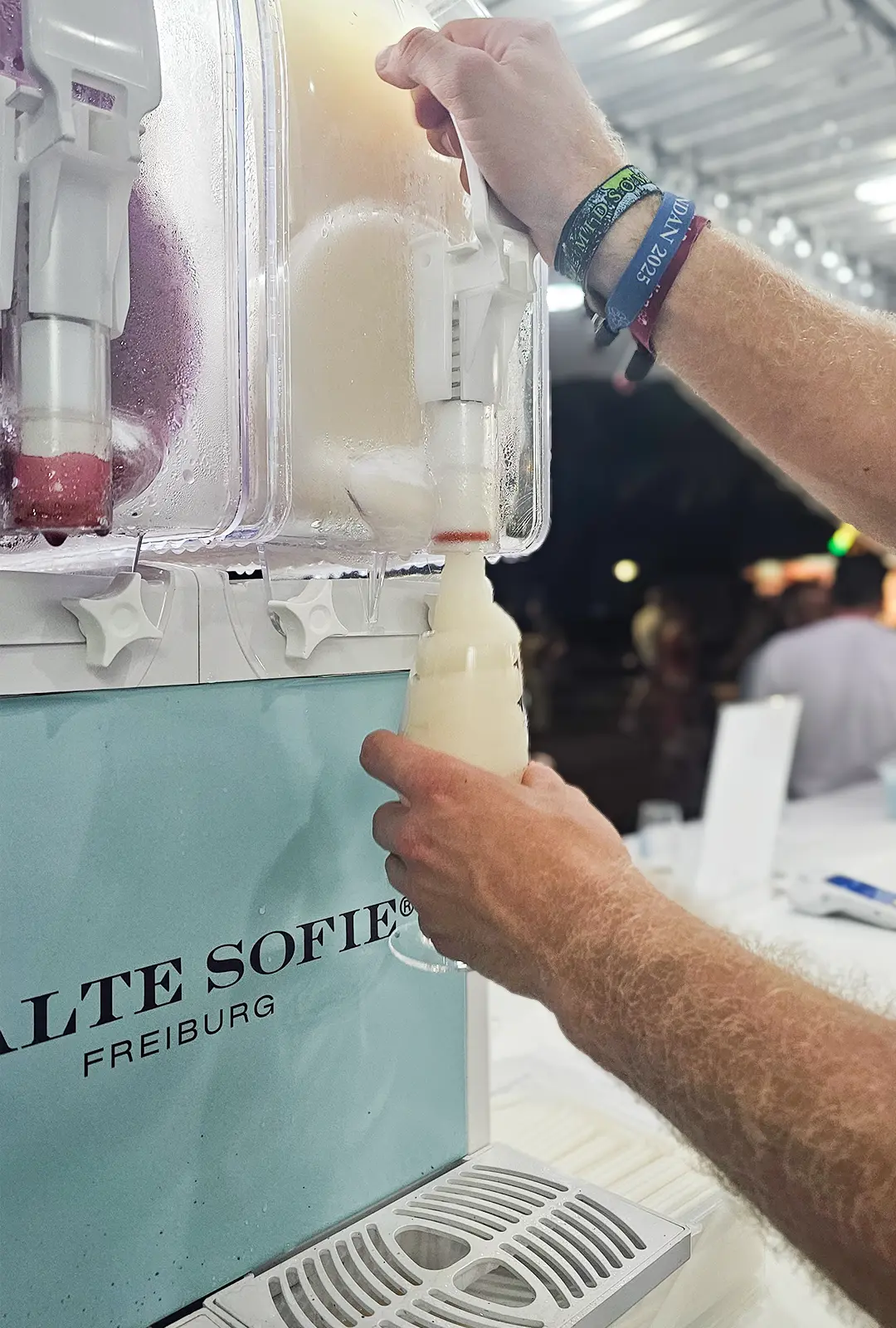 Ein Mitarbeiter befüllt ein Glas mit der hellen Variante der „Kalten Sofie Freiburg".