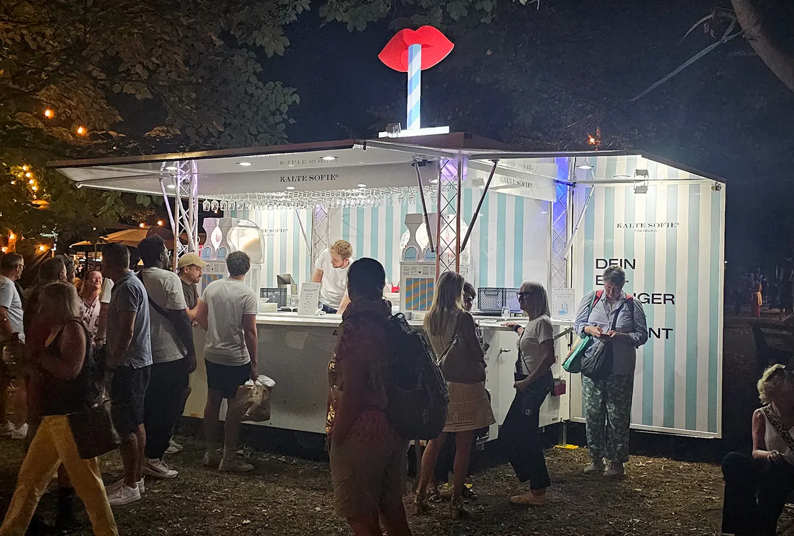 Der „Kalte Sofie Freiburg"-Verkaufswagen erstrahlt bei Nacht.