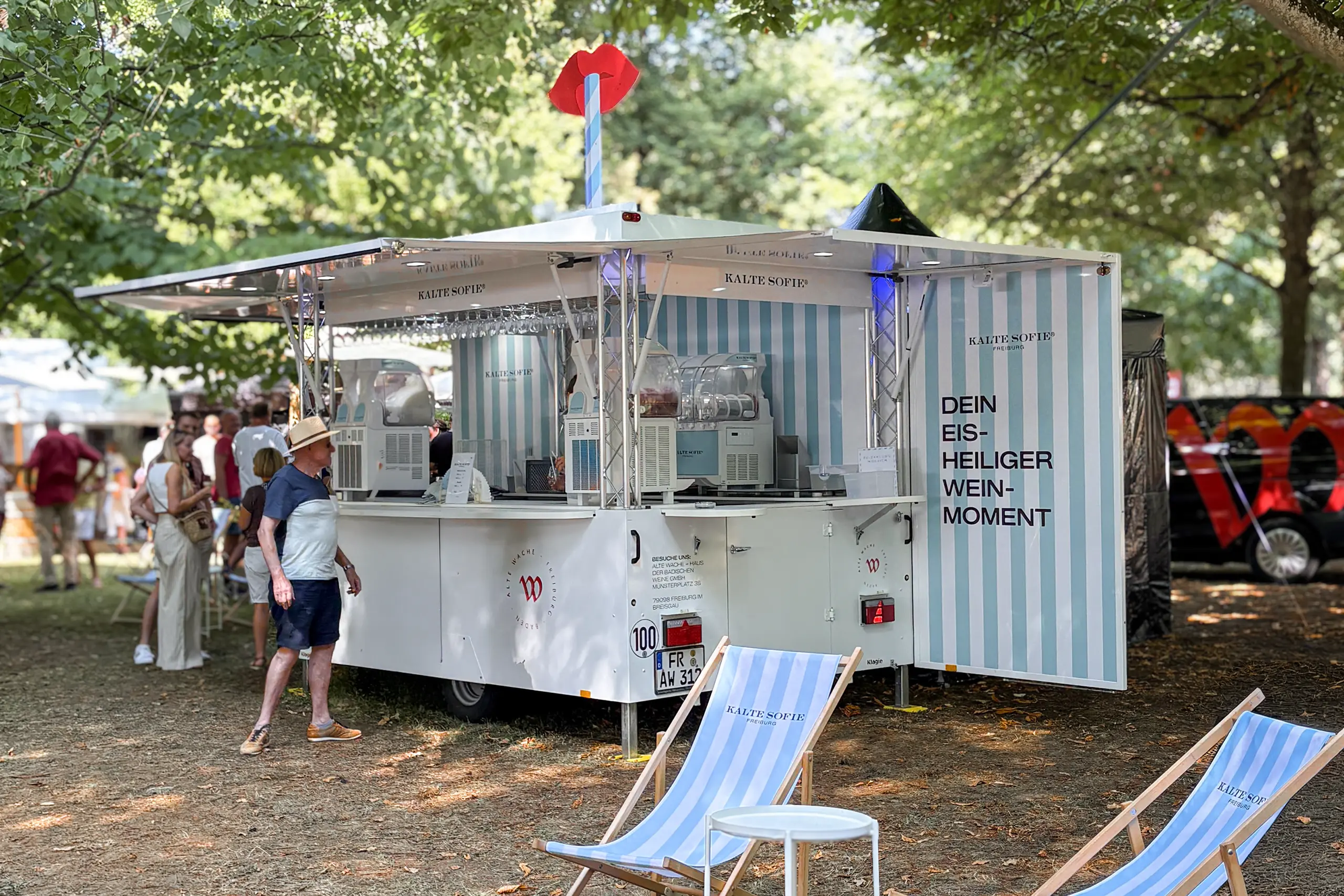 Das Kalte Sofie Mobil im Einsatz an einem sonnigen Sommertag auf einer Veranstaltung.